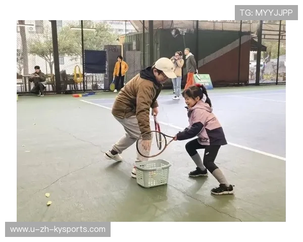 _亲子同场：家庭成员参与网球运动的趣味故事_，关于网球的小故事