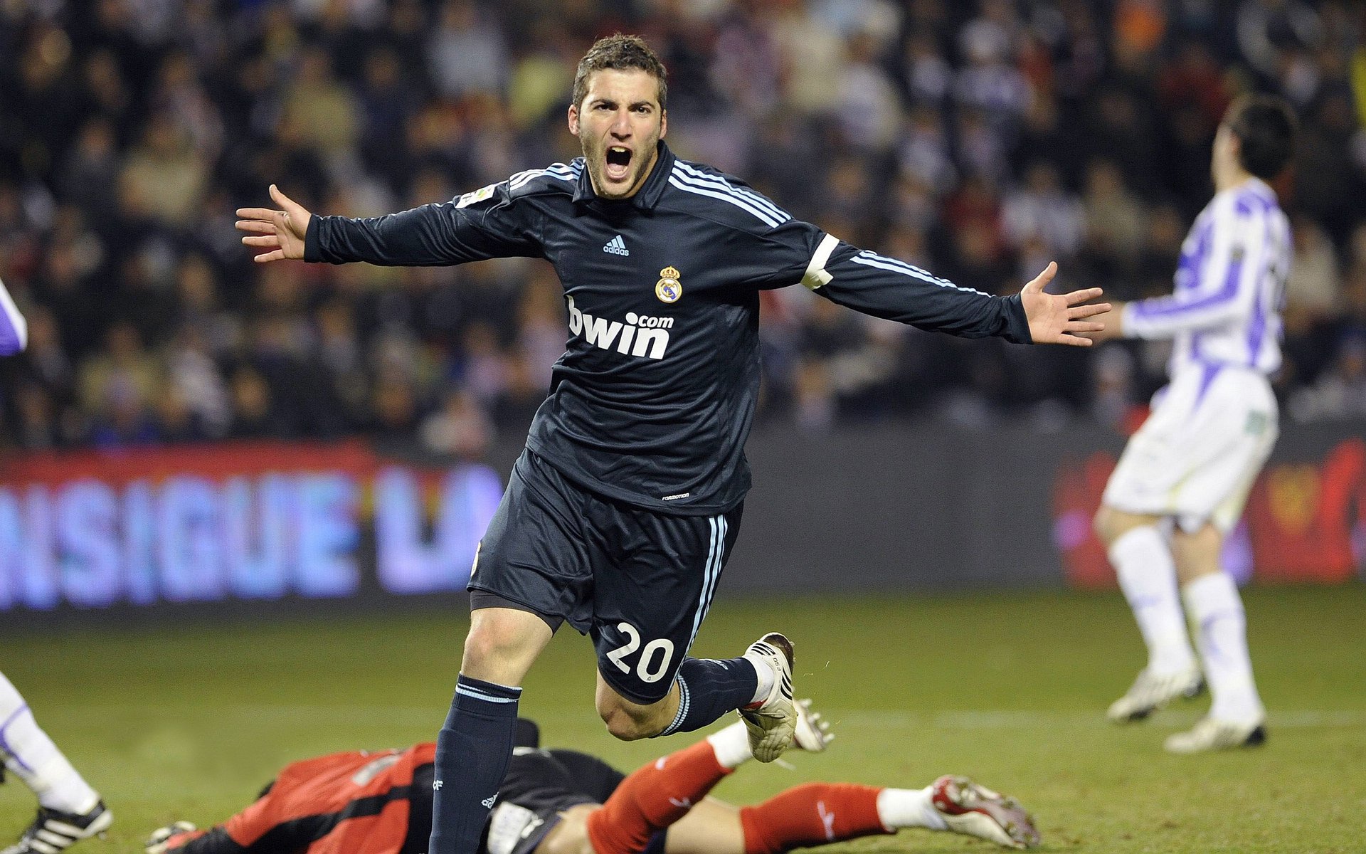 竞技精神:足球比赛中的“拼搏到底”精神